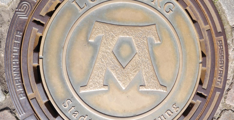 Embossing manhole cover of Lüneburg | Photo: FOLLOW ME Hamburg