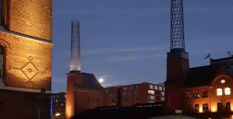 Full moon over the boiler house in the Speicherstadt | Photo: FOLLOW MEHamburg